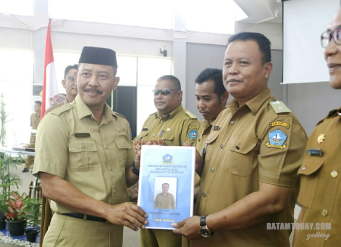 Penyerahan berkas DPA ABDes oleh Sekda Bintan Adi Perihantara kepada salah satu Kades